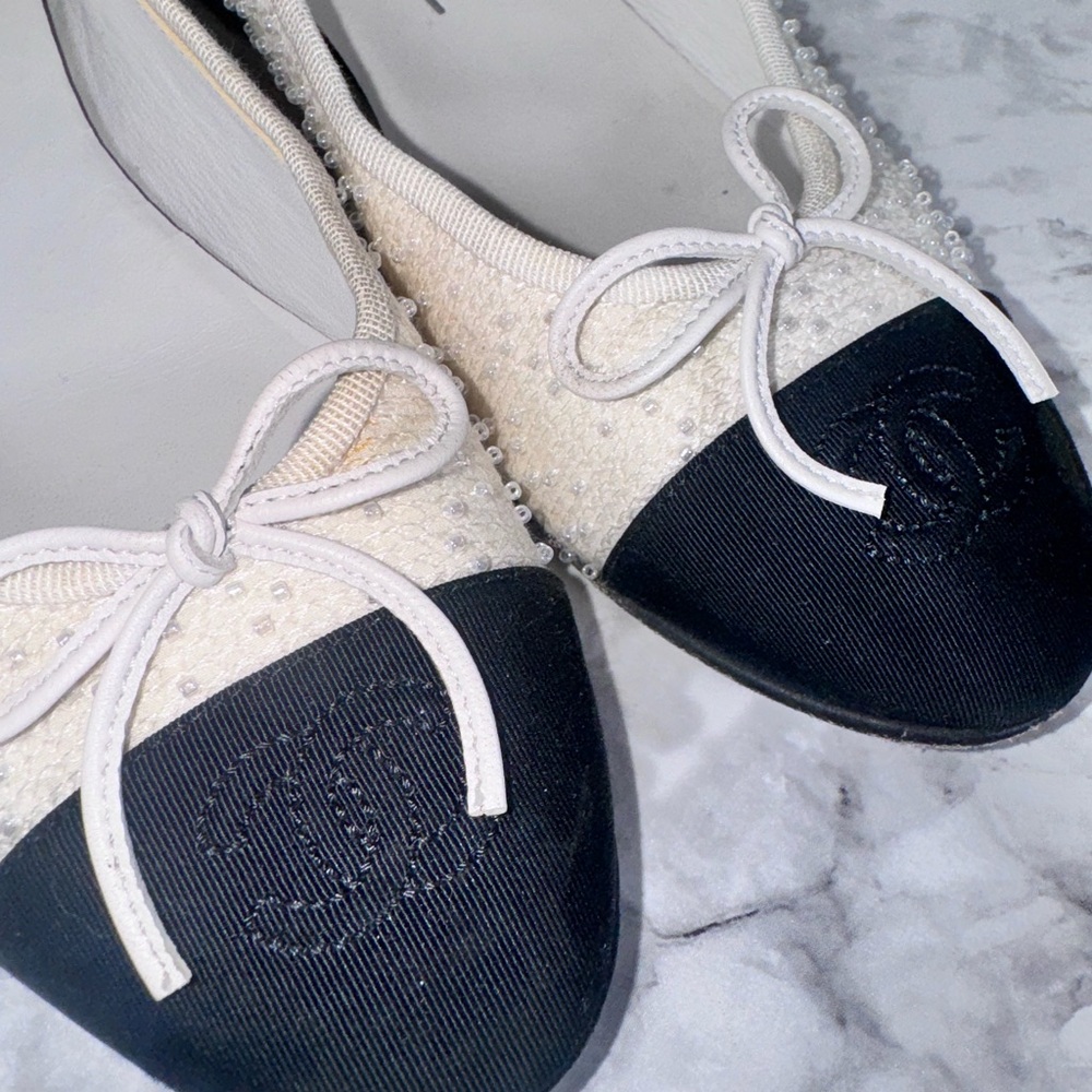 Authentic Chanel ballet flats. Original receipt, dust bags, Chanel box, and bag. - Picture 3 of 9